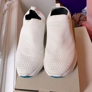 Vessi -Every day move-slip on sneaker- waterproof in polar white-size 8 women